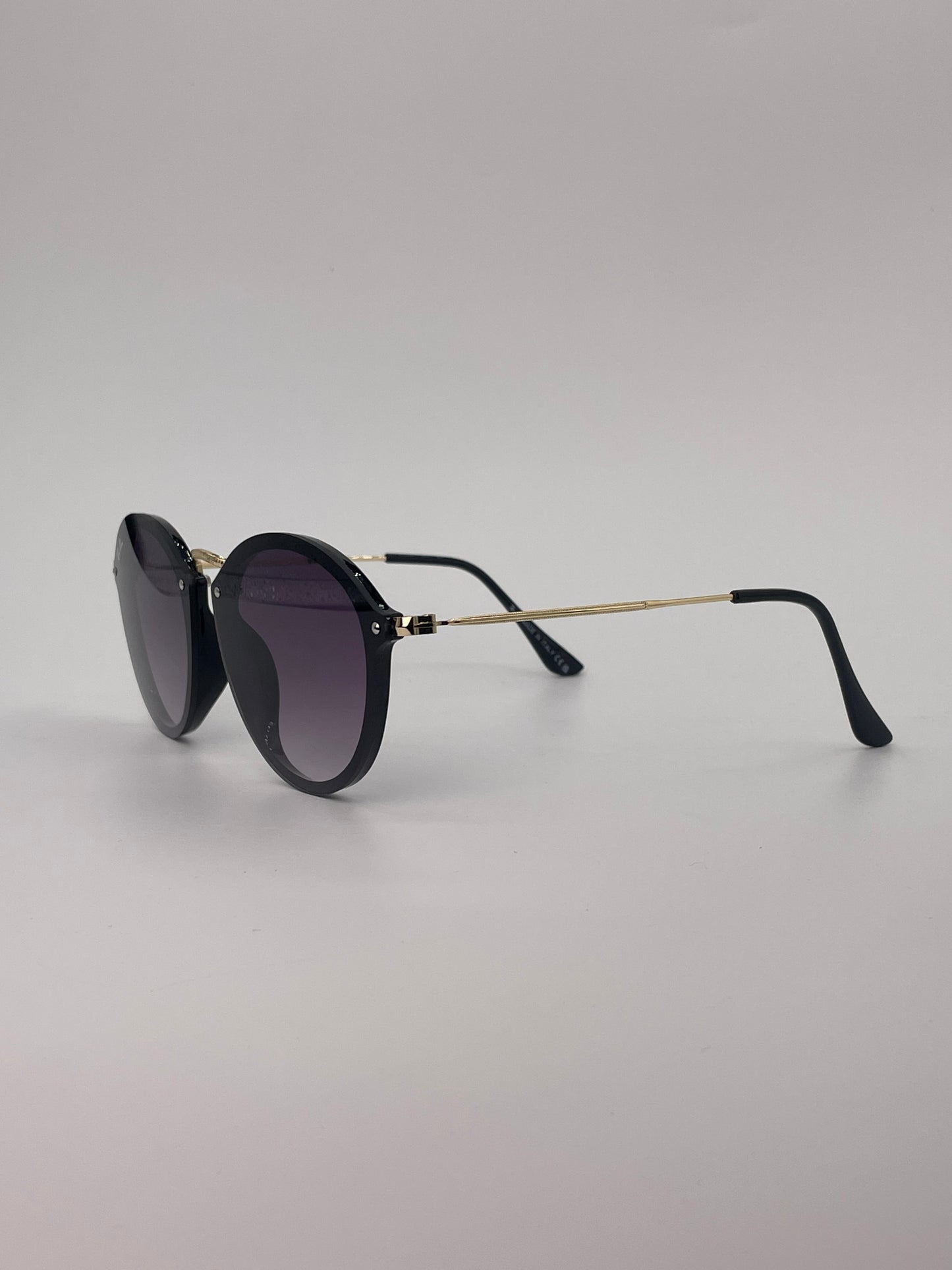 Black round sunglass with gold metal bridge-261